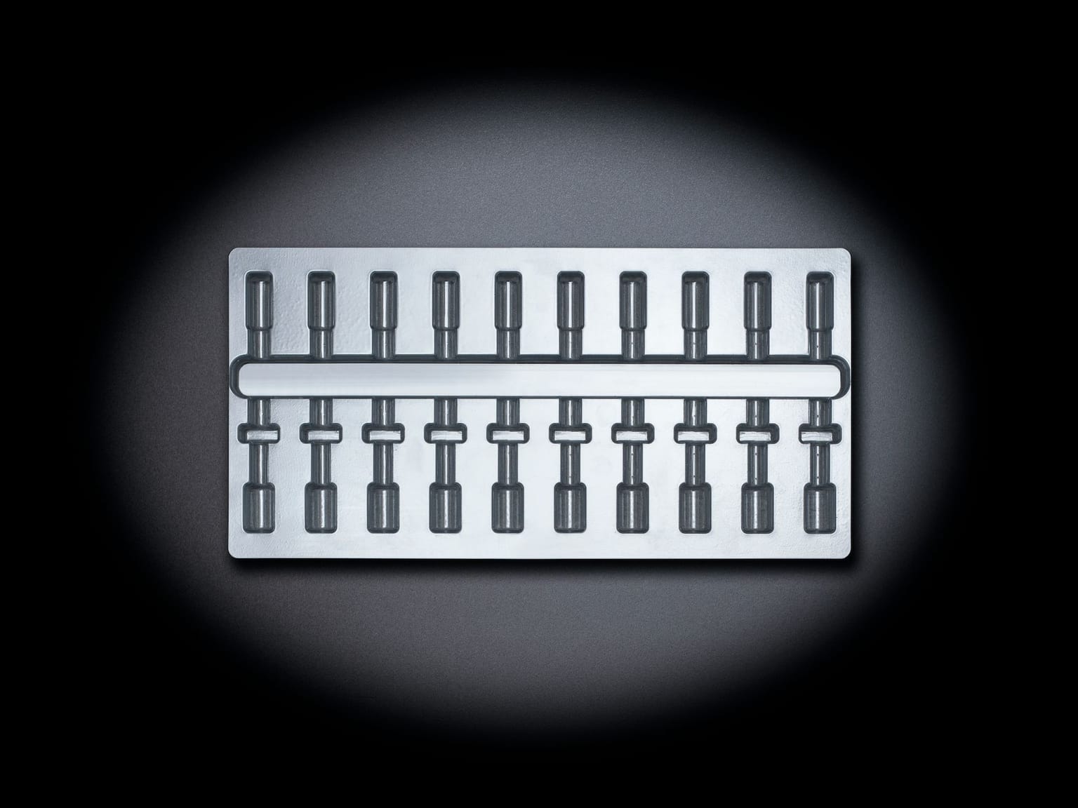 Bauteile im Kunststofftray