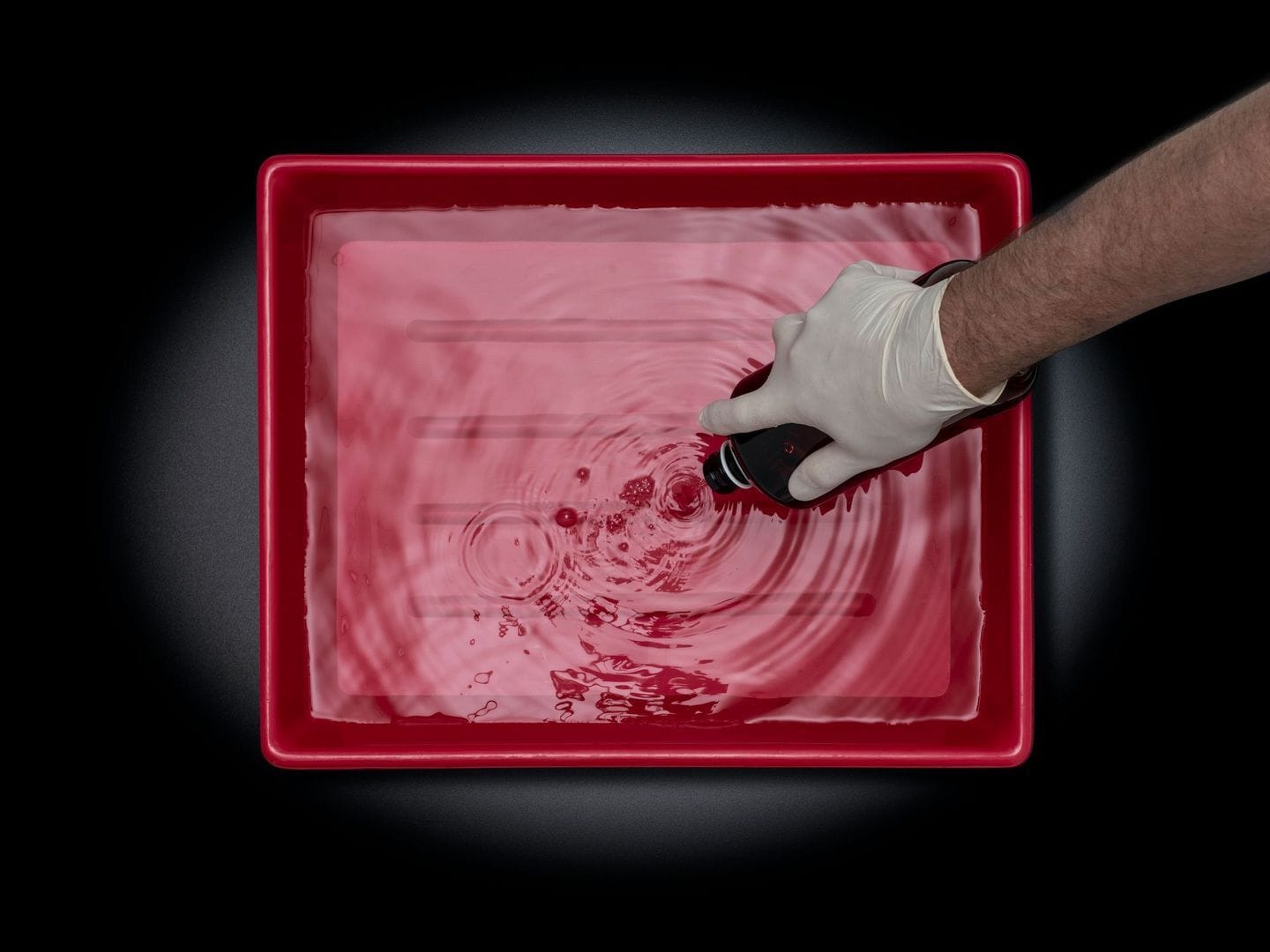 Roter Tiefziehbehälter